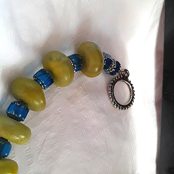 Bracelet Green stone European beads with sm blue crystals in between. RARE FIND - Picture 2 of 4